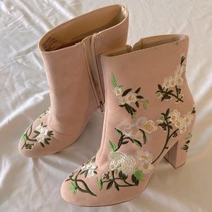 Pink suede boots with flower embroidery